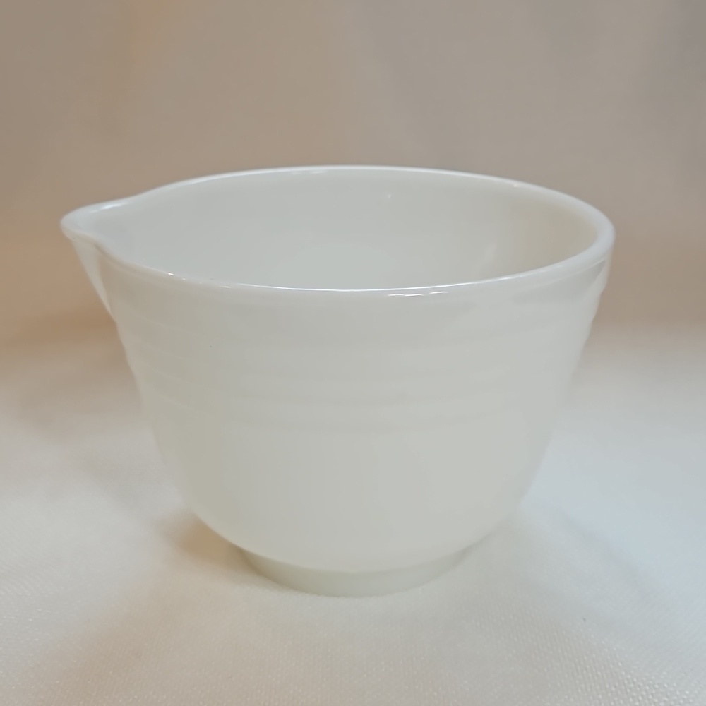 Vintage 40s PYREX Hamilton Beach White Milk Glass Mixing Bowl W/ Pour Spout  USA